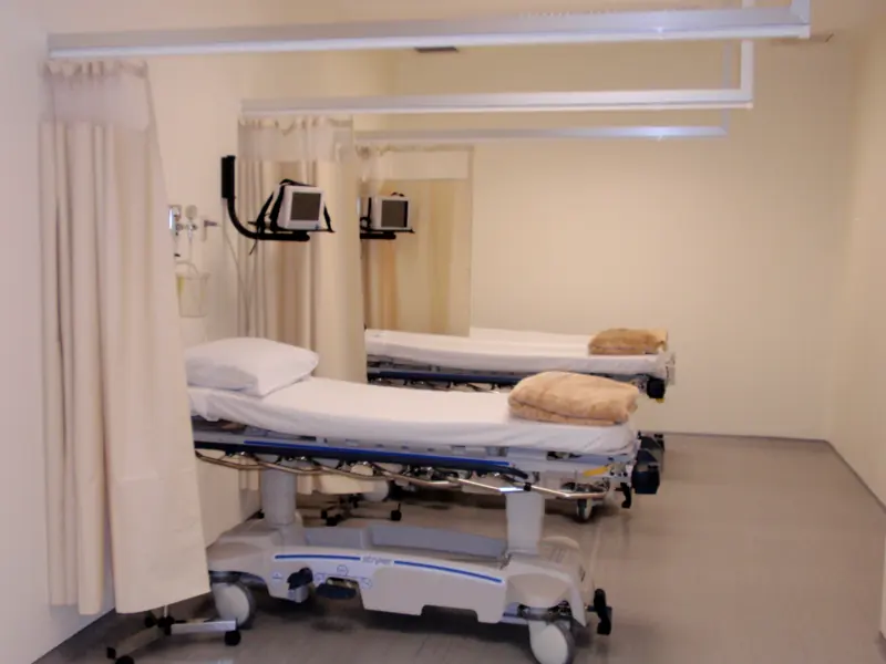 Sala de recuperación con camillas y monitores