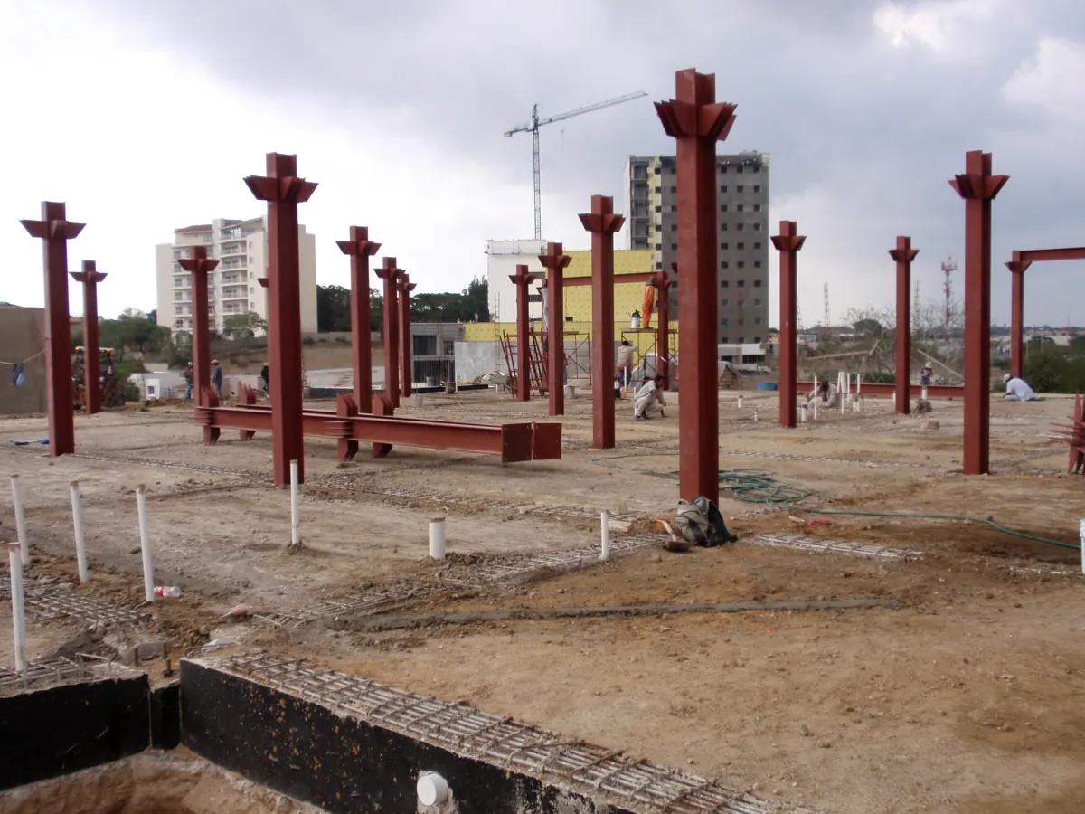 Columnas de acero de una nave en construcción