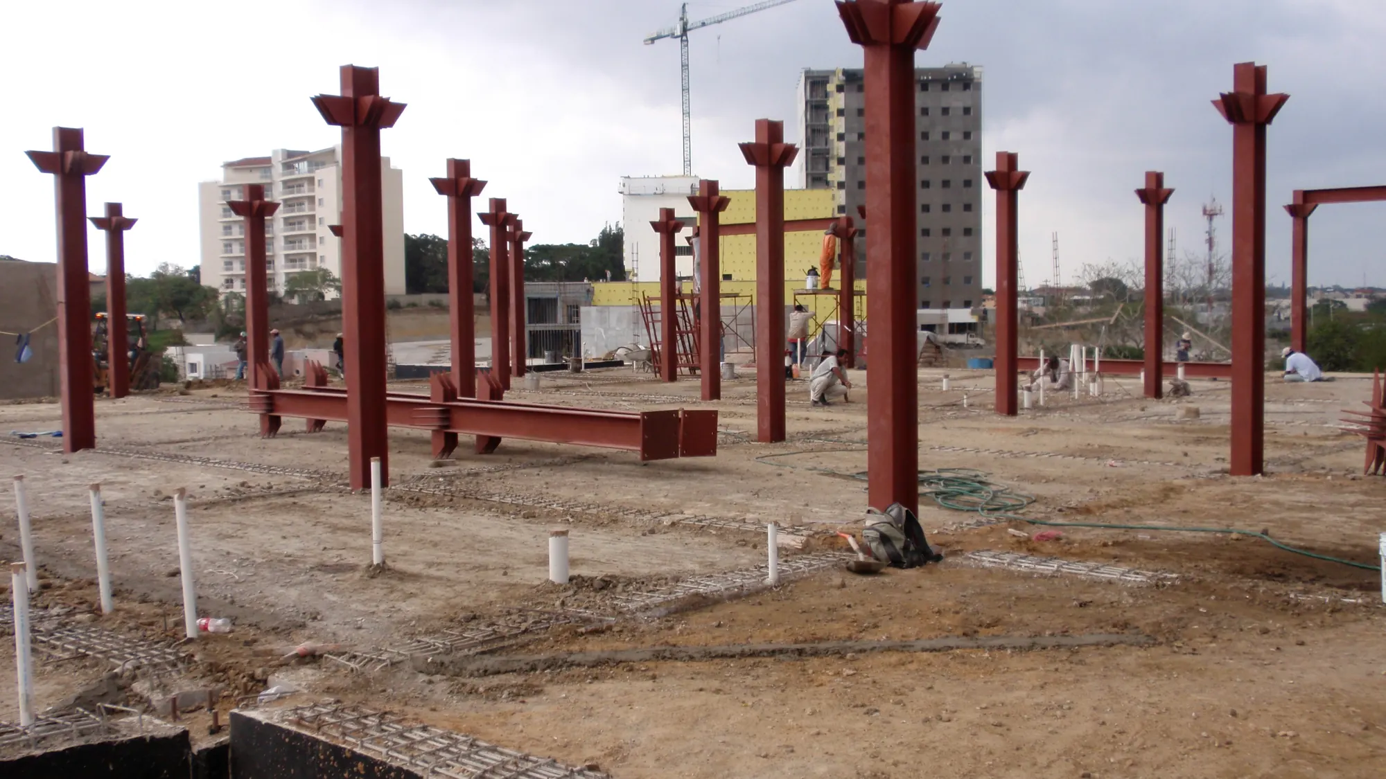 Estructura metálica en obra: columnas de acero levantadas sobre la cimentación