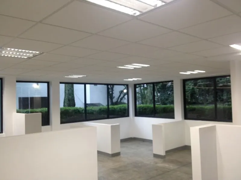 Oficina remodelada con plafón, luminarias y ventanales