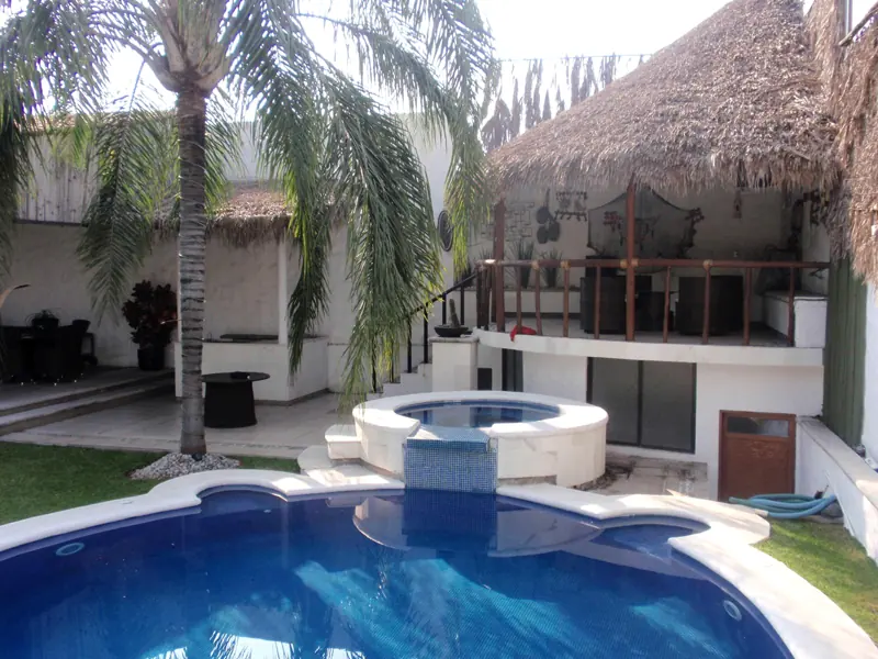 Residencia con alberca, jacuzzi y palapa en terraza